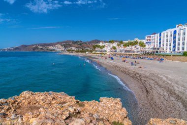 Nerja plajı İspanya Chucho Playa Costa del Sol Endülüs mavi Akdeniz ve gökyüzü