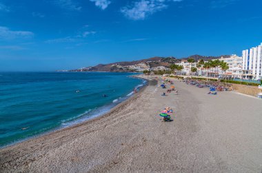 Nerja plajı Chucho Playa Costa del Sol İspanya Endülüs mavi Akdeniz ve gökyüzü