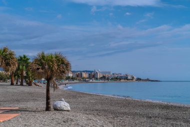 Playa Rio Seco plajı Nerja Costa del Sol 'un 2 km batısında Torrecilla' ya doğru Endülüs manzarası