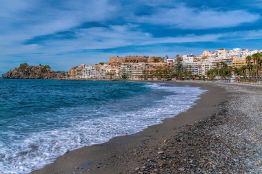 Akdeniz kıyısındaki Granada eyaletinde Almunecar plajı İspanya Costa del Sol