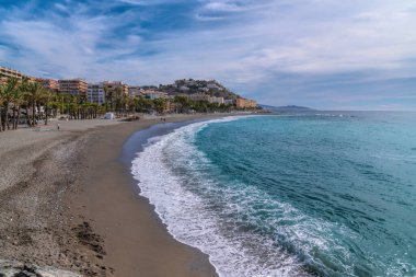 Akdeniz ve dalgalar Almunecar sahilleri İspanya Costa del Sol Endülüs