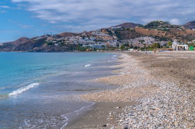 Nerja Playa de Playazo yakınlarındaki sahil Chucho Costa del Sol İspanya Endülüs mavi Akdeniz ve gökyüzü ve palmiye ağacı