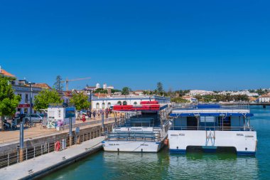 Turist feribotları 30 Mayıs 2024 'te Portekiz' deki Tavira Adası 'na gitmek için yolcu almak üzere bekliyor.