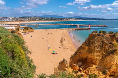 Algarve Portekiz altın kumları ve mavi denizi olan güzel Batata plaj Lagos 'u