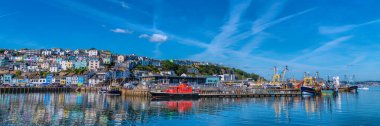 Brixham Devon panoramik manzara liman balık pazarı ve yamaçta mavi deniz ve gökyüzü İngiltere ile evler