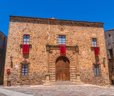 Santa Maria Meydanı 'ndaki güzel eski bina tarihi Caceres kasabası Unesco Dünya Mirası Şehri, Extremadura, İspanya 2 Haziran 2024