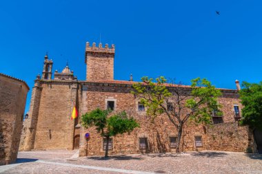 İspanya 'nın Caceres kentindeki eski kasaba binası. Ortaçağ duvarları olan tarihi Unesco Dünya Mirası Şehri.