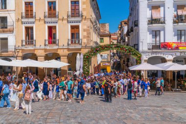 İspanya dini kutlamaları 2 Haziran 2024 'te İspanya' nın Extremadura kentindeki tarihi Unesco Dünya Mirası Şehri 'ne sokaklara döküldü.
