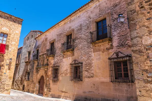 Ortaçağ duvarlarıyla İspanya 'nın tarihi şehrini sardı