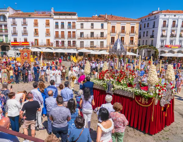 İspanya dini kutlamaları 2 Haziran 2024 'te İspanya' nın Extremadura kentindeki tarihi Unesco Dünya Mirası Şehri 'ne sokaklara döküldü.