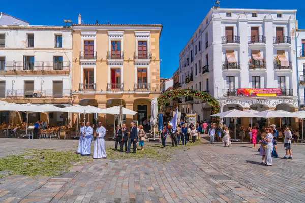 İspanya dini kutlamaları 2 Haziran 2024 'te İspanya' nın Extremadura kentindeki tarihi Unesco Dünya Mirası Şehri 'ne sokaklara döküldü.