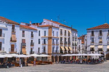 2 Haziran 2024 tarihinde İspanya 'nın Extremadura kentindeki Caceres ana meydanındaki Kafeler Unesco Dünya Mirasları Şehri, İspanya