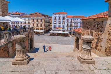 2 Haziran Pazar günü İspanya 'nın Extremadura kentinde bulunan tarihi Unesco Dünya Mirası Şehri Caceres Meydanı' na erişim adımları