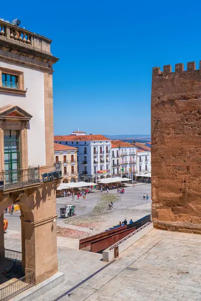 2 Haziran Pazar günü İspanya 'nın Extremadura kentindeki Unesco Dünya Mirası Şehri' nin ana meydanı olan Plaza Mayor Caceres 'e bakın.