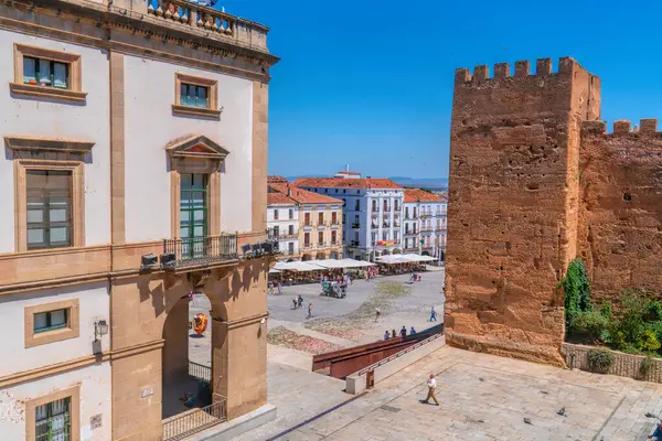 2 Haziran 2024 tarihinde İspanya 'nın Extremadura kentindeki tarihi Unesco Dünya Mirası Şehri' nden Caceres ana meydanına bakın.