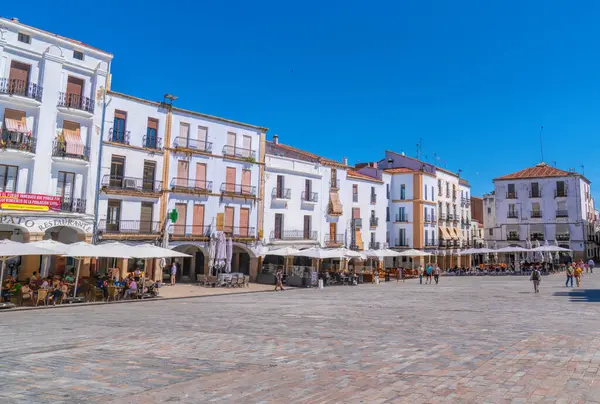 2 Haziran Pazar günü İspanya 'nın Extremadura kentindeki tarihi Unesco Dünya Mirası Şehri, Caceres Meydanı' ndaki insanlar