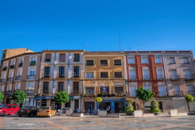  Calahorra La Rioja İspanya mimarisi ve İspanya 'nın renkli binaları ve kafeleri 24 Eylül 2023 Pazar günü