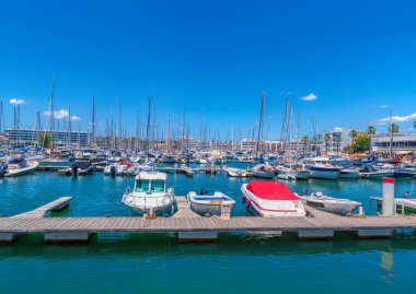 Lagos Marina Algarve, Portekiz 'de tekneler ve yatlar ve mavi deniz ve gökyüzü