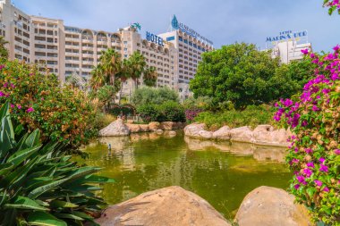 Marina D 'Or, Oropesa del Mar, İspanya' da arka planda otelleri olan güzel bahçeler 18 Eylül 2023