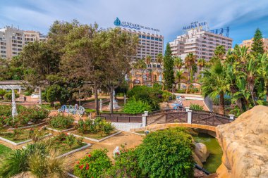 Büyüleyici tropik bahçeler Marina D 'Or, Oropesa del Mar, 18 Eylül Pazartesi günü İspanya