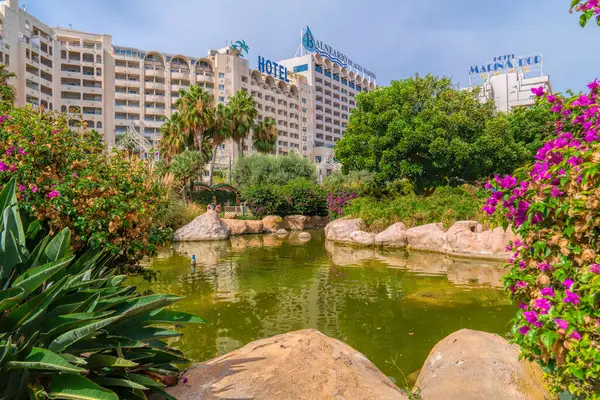 Marina D 'Or, Oropesa del Mar, İspanya' da arka planda otelleri olan güzel bahçeler 18 Eylül 2023