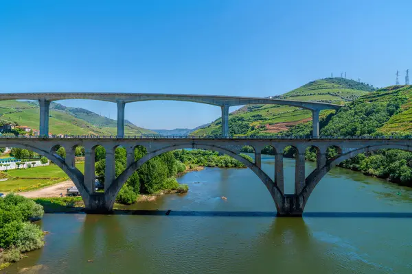 Douros Nehri Porto 'nun doğusundaki Peso da Regua Portekiz' i birbirine bağlar.