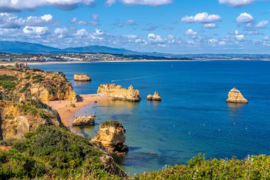 Altın kayalar Algarve kıyısında Lagos Portekiz Praia Dona Ana plajı.