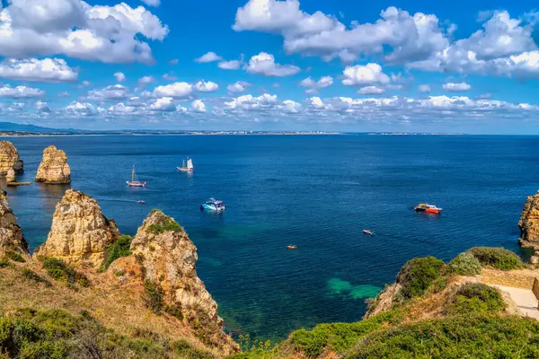 Bot gezileri Algarve sahillerinde Lagos Portekiz 'de altın kayalıklar ve berrak denizler.