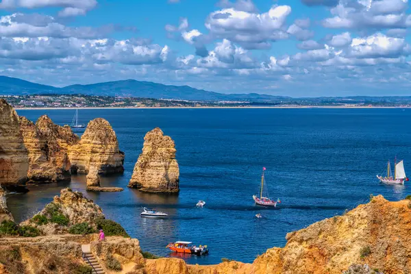 Güzel mavi deniz ve gökyüzü ile Portekiz 'in Algarve kıyısında tekne gezisi.