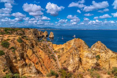 Altın kayalıklar Ponta da Piedade Sahili Lagos Portekiz giriş merdivenleriyle yürüyor