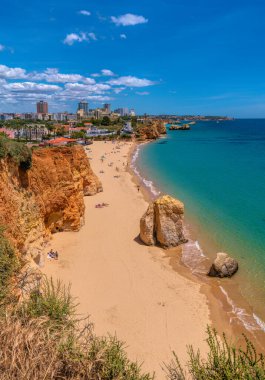 Portimao Portekiz Algarve plajı. Altın kum ve mavi deniz.
