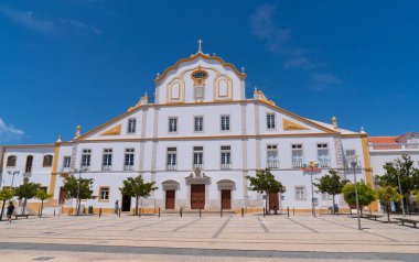 Turistler ve ziyaretçiler, 23 Mayıs 2024 Perşembe günü Portekiz 'deki Kolej Kilisesi Algarve Portimao, Algarve, The Algarve, Portekiz' i ziyaret etti.