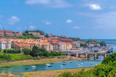 İspanya 'nın kuzeyinde San Vicente de la Barquera Cantabria şehri ve nehir manzarası