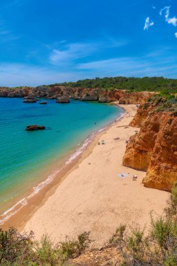 Praia do Alemao plajı Portimao Altın kumlu Algarve Portekiz