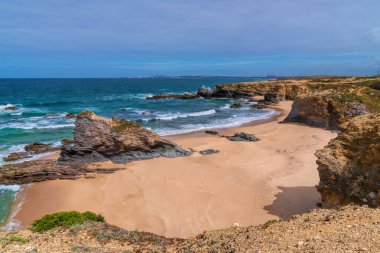 Porto Covo Portekiz 'i sahil kasabasındaki kumlu sahillerden birine götürüyor.