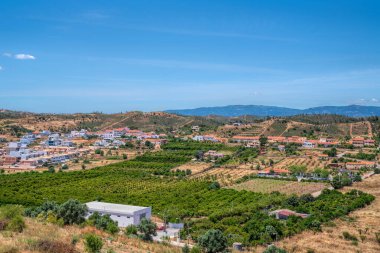 Silves kırsal manzarası yeşil tarlalar, tepeler ve evler Güney Portekiz Algarve