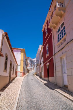 Silves Algarve Güney Portekiz Evleri ve binaları olan bir kasaba caddesi