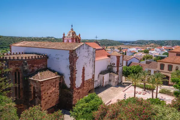 Silves Katedrali Portekiz 'in renkli çiçekleri ve şehir binaları ülkenin güneyindeki Barok ve Gotik stilleri birleştirmiştir.