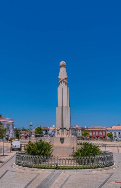 30 Mayıs 2024 'te Portekiz' in Tavira Meydanı 'ndaki büyük savaşın ölüleri anısına dikilen beyaz mermer anıt.