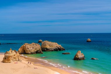 Portimao 'daki üç şatoda altın kayalar. Praia da Rocha' nın yanındaki Algarve Portekiz.