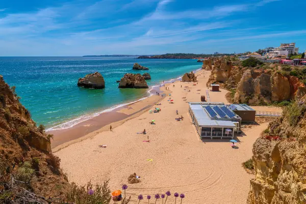 Üç kale Portimao Praia da Rocha 'nın yanındaki Algarve Portekiz