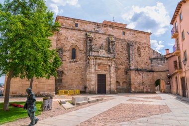 Zamora İspanya eski kasaba sahnesi Al Maestro Hermeninio Ramos Perez ile Plaza De San Ildefonso 'da