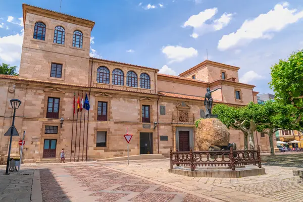 5 Haziran 2024 Çarşamba günü İspanya 'nın başkenti Zamora' da Romalılarla savaşan Viriato heykeli ile birlikte Viriato Meydanı.