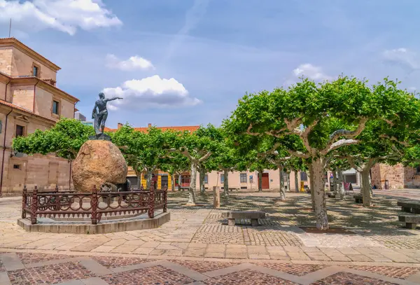 5 Haziran 2024 Çarşamba günü İspanya 'nın başkenti Zamora' da Romalılarla savaşan Viriato heykeli ile birlikte Viriato Meydanı.