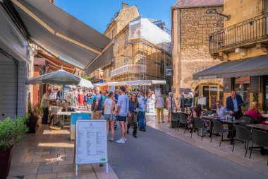 17 Mayıs 2025 'te Dordogne' daki Sarlat la Caneda 'nın ortaçağ kasabasında Pazar Günü' nde kafelerde ve seyahat yerlerinde insanlar toplandı.
