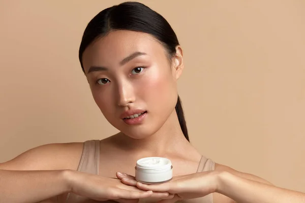 Beauty Woman Holding Face Cream Pendekatan Model Perempuan Dengan Kulit — Stok Foto