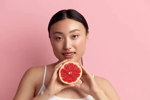 Ázsiai Grapefruittal Pózol Pozitív Ragyogó Arcképpel Lány Modell Természetes Smink — Stock Fotó
