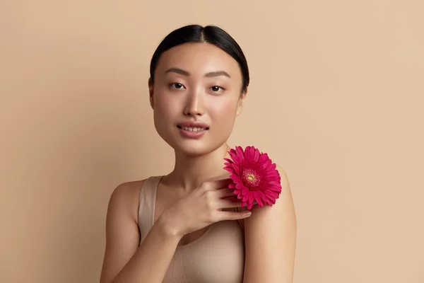 Cuidado Piel Mujer Posando Con Flor Roja Chica Asiática Sosteniendo —  Fotos de Stock