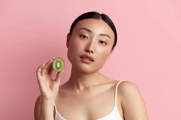 Nutrición Saludable Retrato Una Mujer Asiática Posando Con Kiwi Verde — Foto de Stock