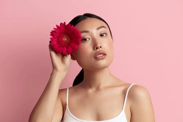 Cuidado Piel Mujer Posando Con Flor Roja Chica Asiática Sosteniendo —  Fotos de Stock
